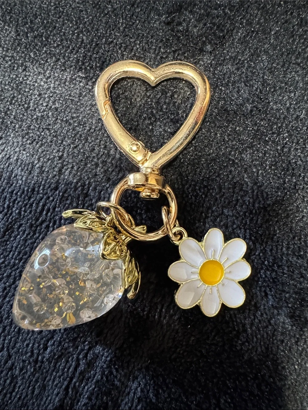 Source Unknown Gold Heart Keyring with Clear Resin Strawberry and White Daisy